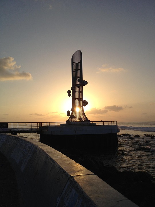 Onverwachte tsunami treft Azië: Hoe overleven en hoop bloeide 🌊