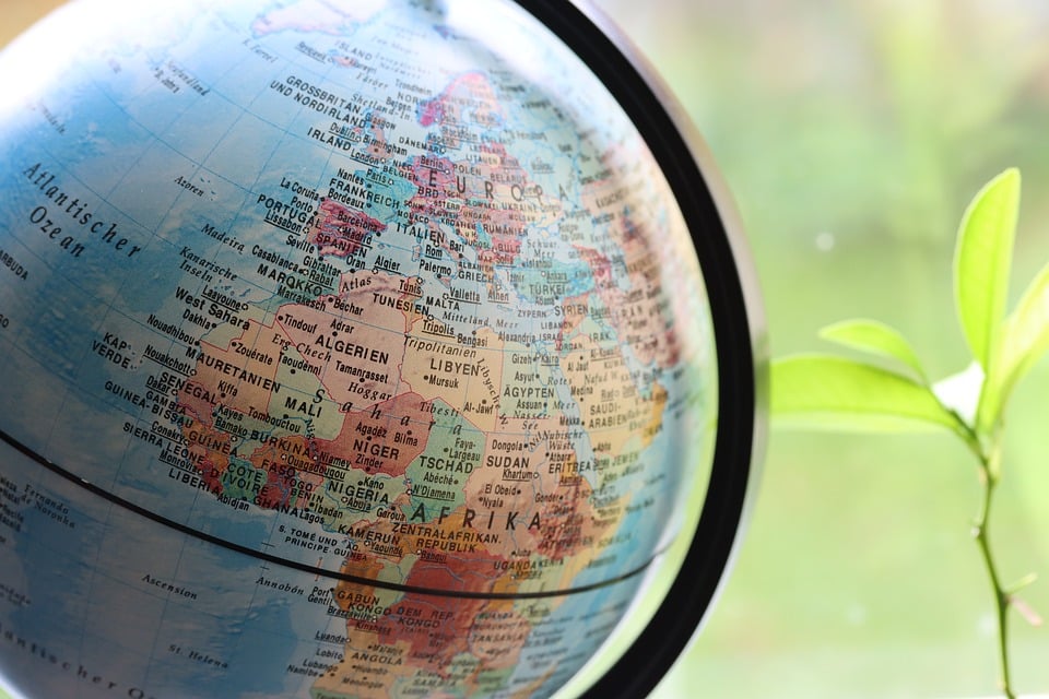 De Wereld Wondert: De Verschrikkelijke Doodsverachting van de Stuntvliegtuigpiloot βοΈ