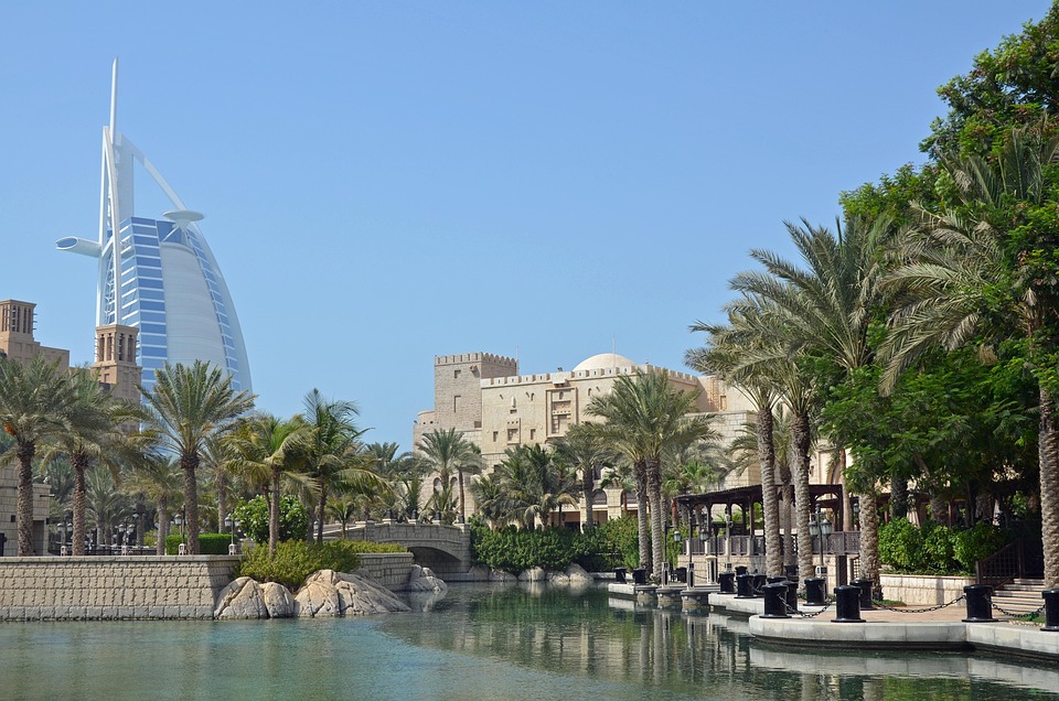 Als een Blitz: Hoe de Wolkenkrabber in Dubai De Wereld Veranderde 🏙️